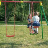 Swing do nádvoří: jak opravit zemi houpačka na příčku